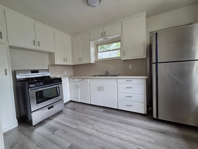 Building Photo - Move-In Ready 2-Bedroom Escondido Charmer!