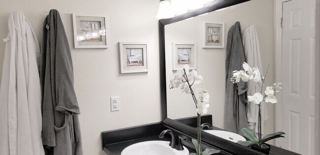 Building Photo - Beautiful  Furnished 1/1 condo x Rent  in Winter Park Next to Full Sail University !