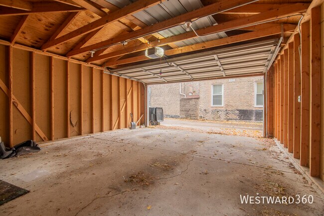 Building Photo - 2344 N Oakley Ave