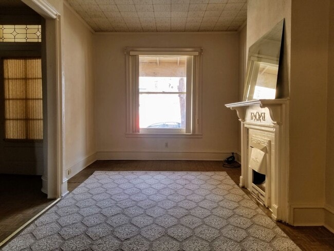Building Photo - Spacious Three Bedroom in Oakland! Decorative Fireplaces & Lots Of Natural Light! Call Today!