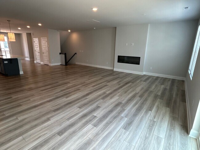 Building Photo - Luxury Condo in Raleigh - 3 beds|2.5 baths...