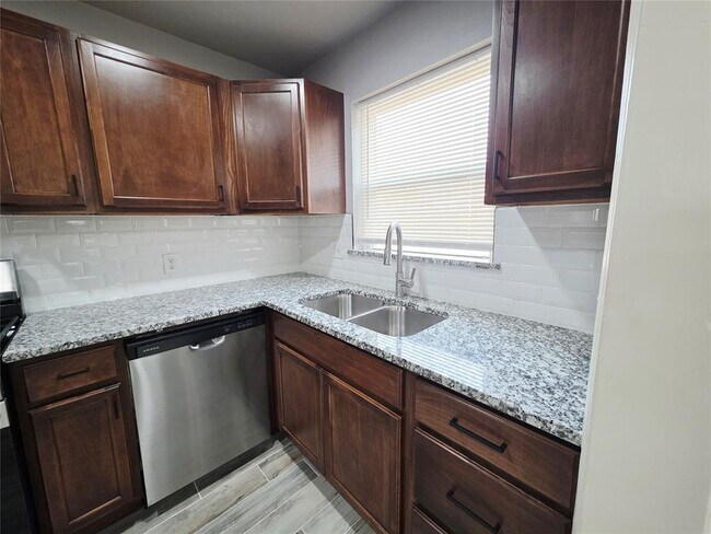 Building Photo - 2720 N Lyons Dr