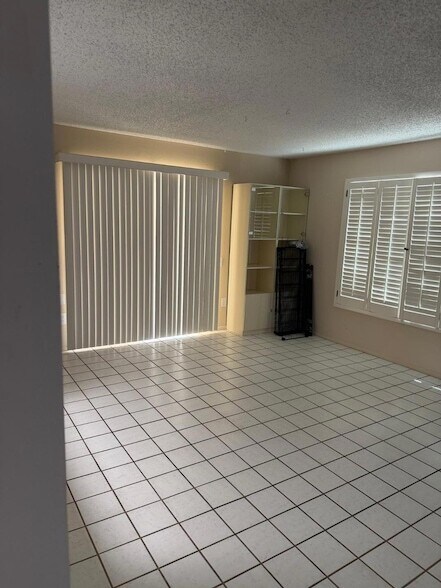 Building Photo - 9209 W Glen Oaks Cir N