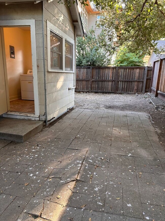 Building Photo - Charming House Located Steps From UCD