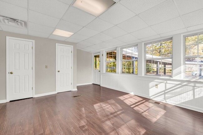 Building Photo - Spacious 3-bedroom, 2 full-bath property suited for residential living or commercial use