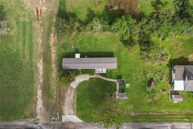 Building Photo - 15930 Pine St