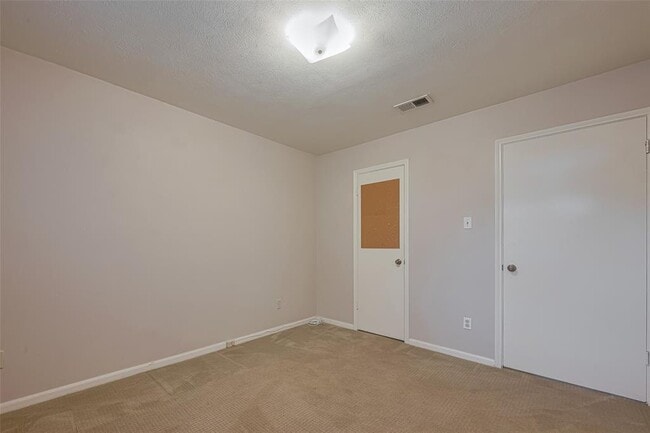 Building Photo - 2027 Briar Ridge Dr