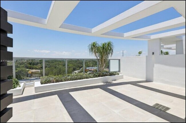 Building Photo - 13800 Highland Dr