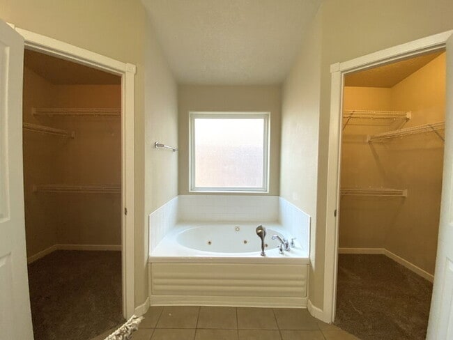 Building Photo - Spacious- 2 Living Rm/3BR/2Bath in Cabezon