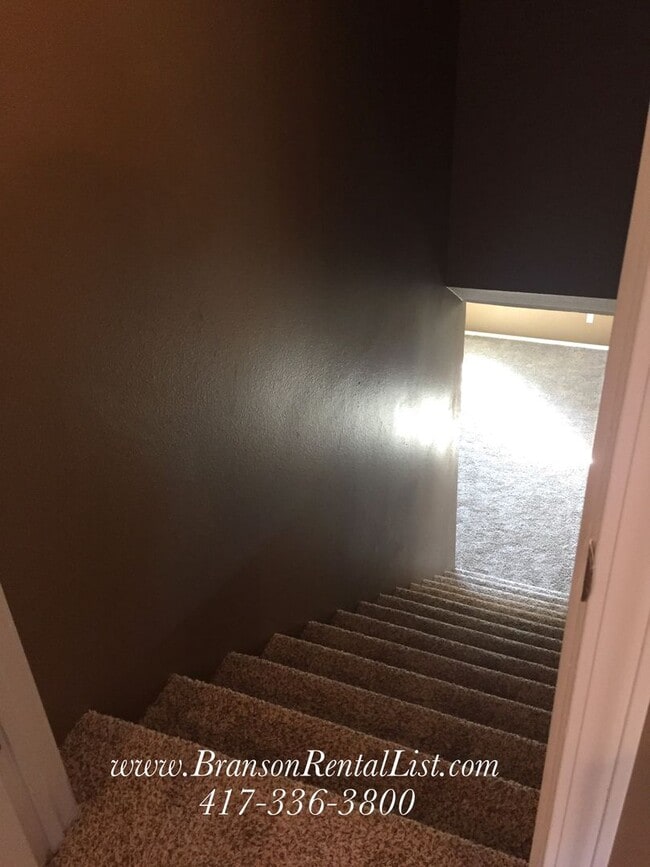 Building Photo - Large 5 Bedroom with lawn care and a community pool