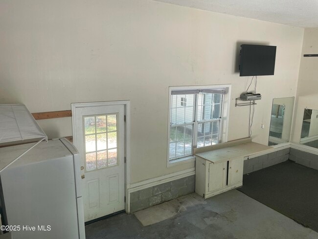 Building Photo - 151 Bayshore Dr