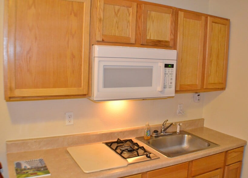 Building Photo - 1406 W April Villa