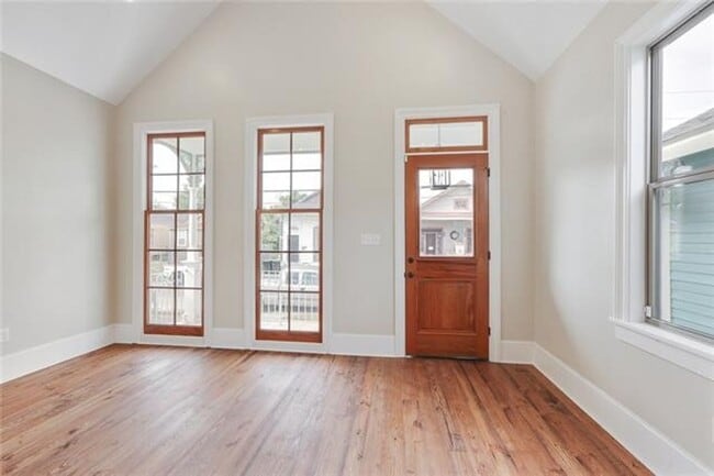 Building Photo - 1562 N Prieur St