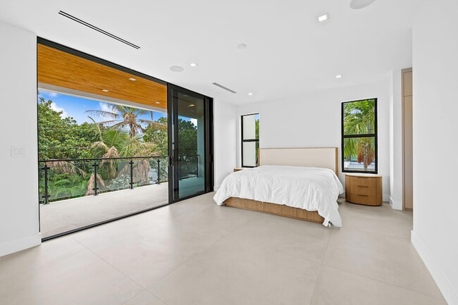 Building Photo - 2324 SW 26th St