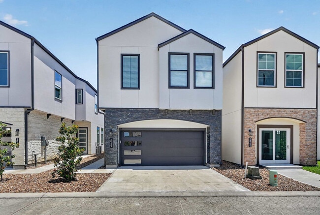 Building Photo - 2926 El Fenice Ln