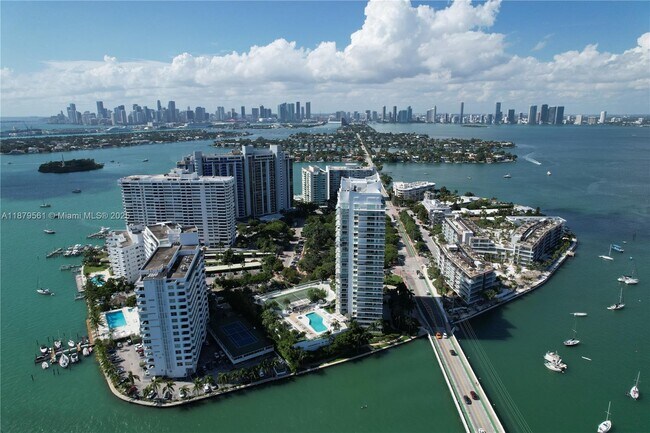 Building Photo - 10 Venetian Way