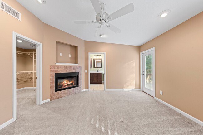 Building Photo - Pet Friendly!  Ideal location to Eglin AFB!!