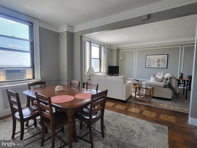 Building Photo - 2031 Locust St