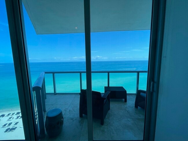 Building Photo - 17001 Collins Ave