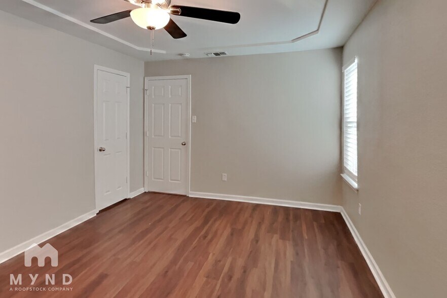 Building Photo - 461 NW Charlyne Dr