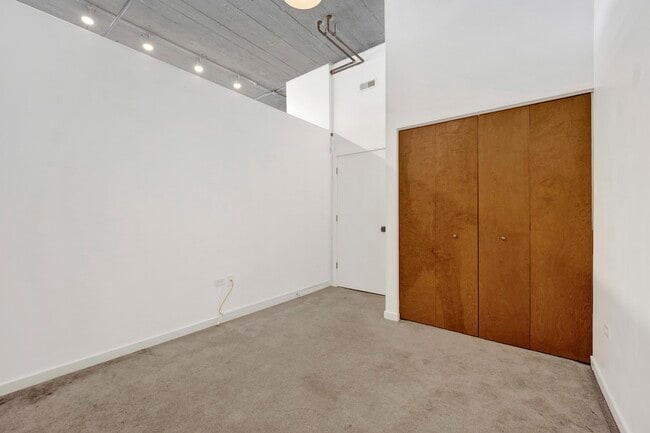 Building Photo - 3963 W Belmont Ave