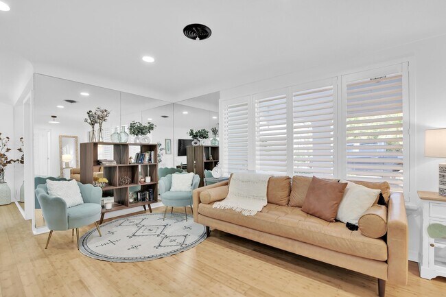 Building Photo - 798 E Boca Raton Rd