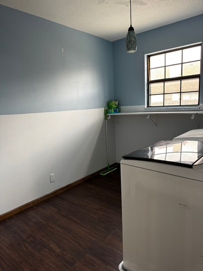 Building Photo - 3250 N Longfellow Ct