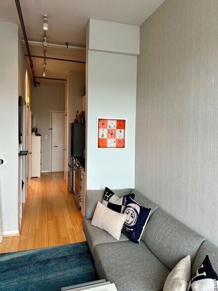Hardwood floors with high ceilings - 1300 N St NW