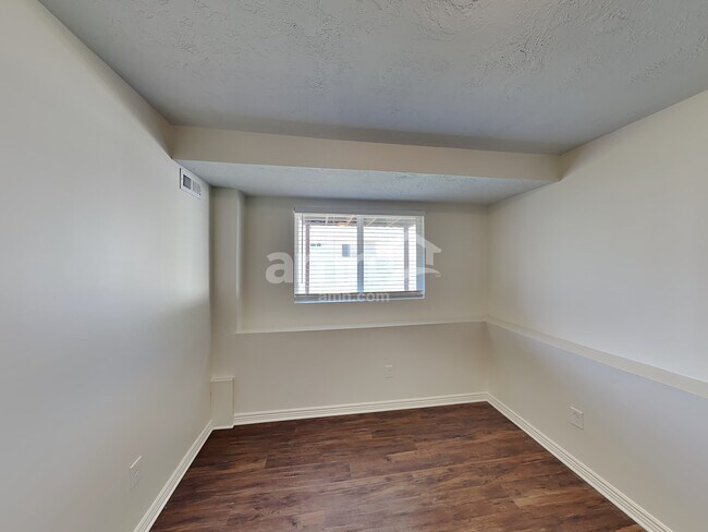 Building Photo - 949 580 E