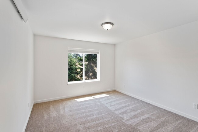 Building Photo - 4 Bed 2.5 Bath - Modern Townhome - Hillcre...