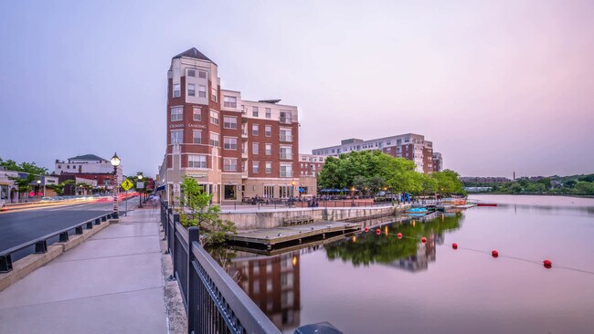 Building Photo - 25 Crescent St