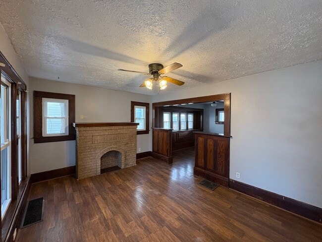 Building Photo - Four bedroom one bathroom home for rent