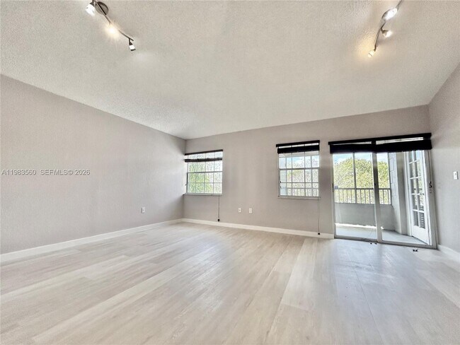 Building Photo - 2811 N Oakland Forest Dr