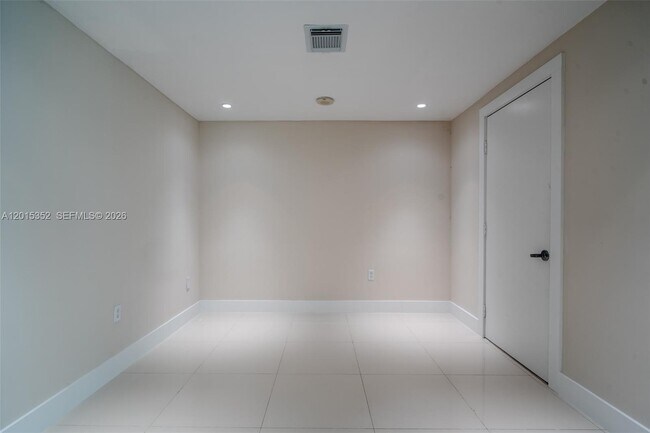 Building Photo - 900 Biscayne Blvd