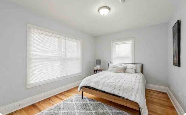 Building Photo - 4 bed with office 1.5 bath Urban Artsy Home