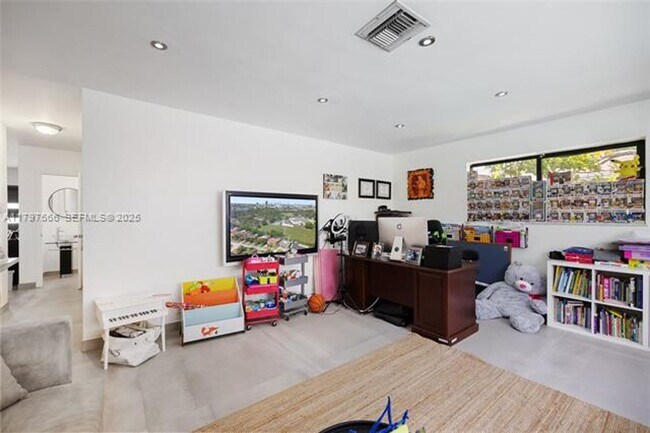 Building Photo - 20375 NE 22nd Pl