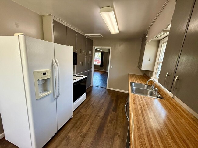 Building Photo - Adorable 3 bedroom 1.5 bathroom house for ...