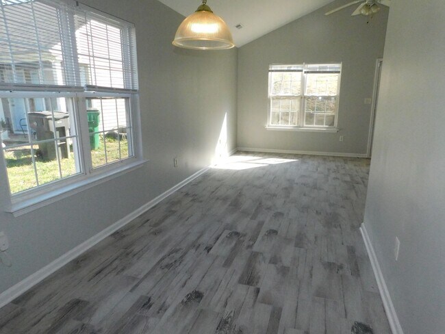 Building Photo - Nice 3 bed 2 bath home