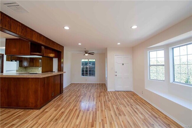 Building Photo - 6417 White Oak Ave