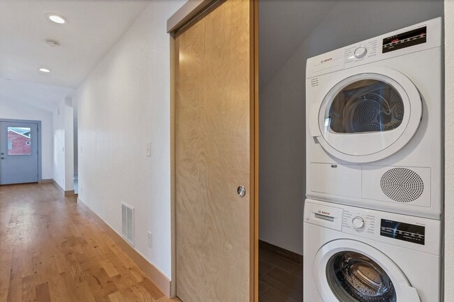 Building Photo - Move In READY!!!   Single family home in s...