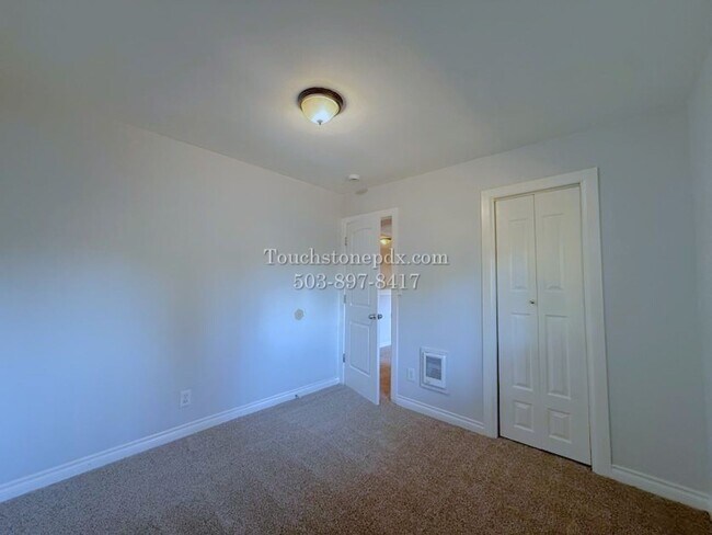 Building Photo - Brentwood-Darlington 2 Bed Apartment with Classic Charm and Parking