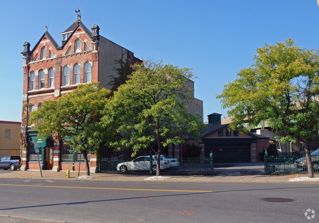 Primary Photo - 123 E Willow St