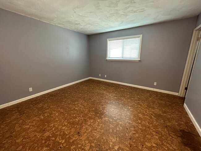 Building Photo - 4 Bedroom 3 Bathroom Parkway Manor 2 Home
