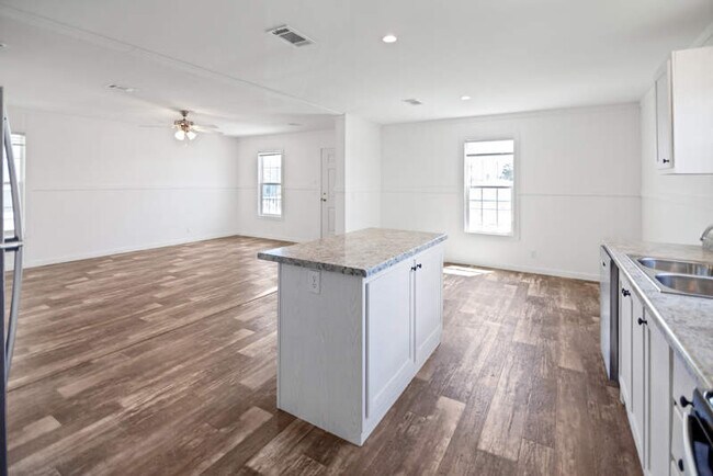 Building Photo - 1447 Whispering Pnes Lp