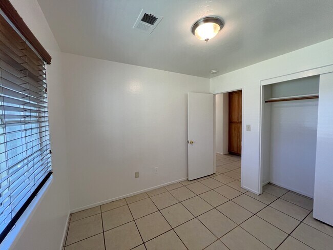 Building Photo - 1408 Interlaken Dr