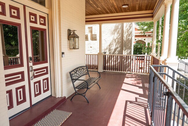 Building Photo - 275 S Limestone