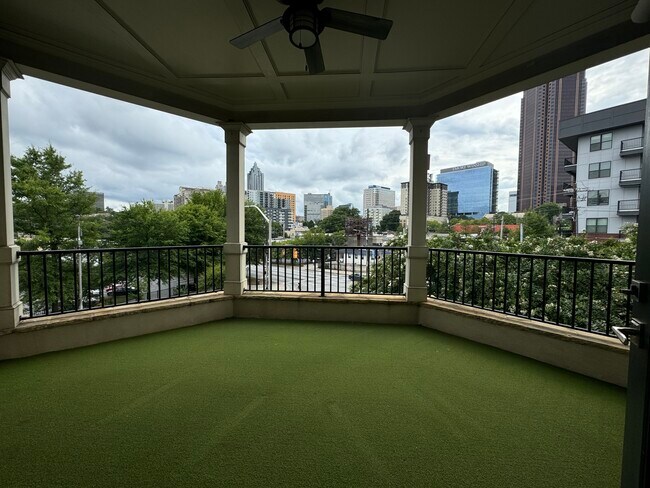 Large balcony with downtown view - 625 Piedmont Ave NE