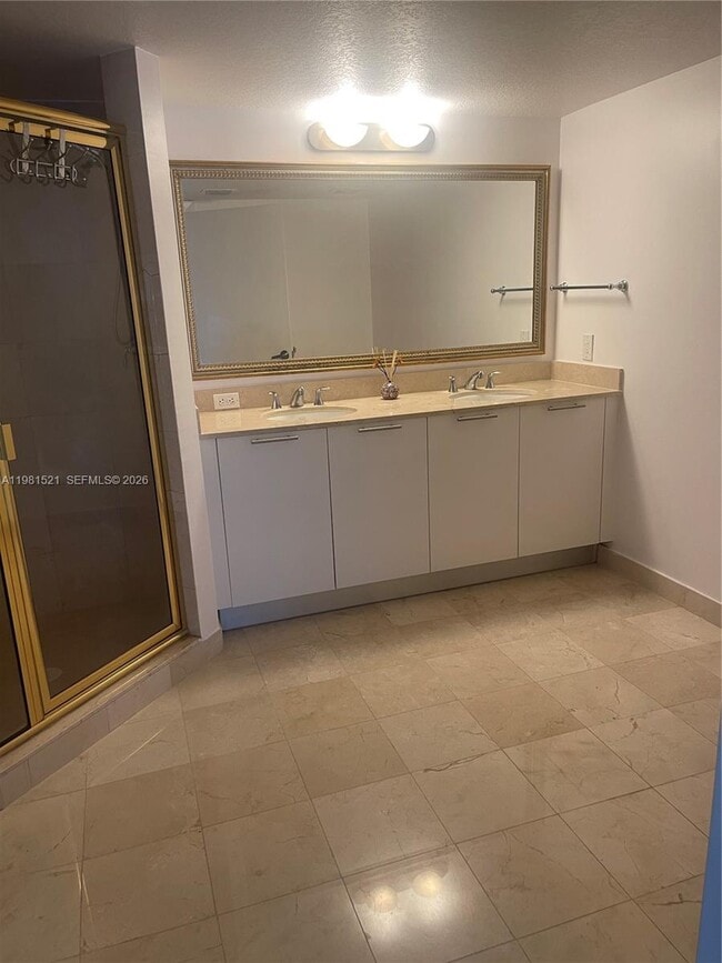 Building Photo - 1800 N Bayshore Dr