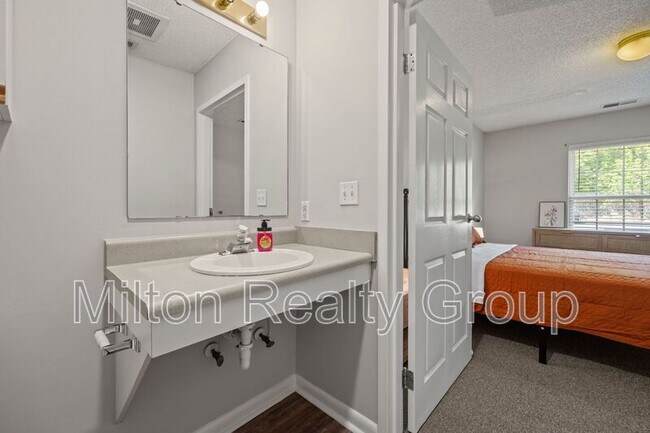 Building Photo - 74 Fantasy Ln