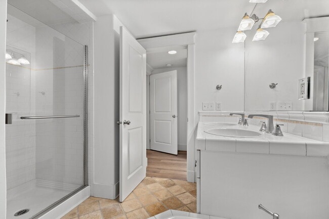 Building Photo - Stunning Capitol Hill Townhome in Prime Seattle Location – 3BR / 3BA Available June 7
